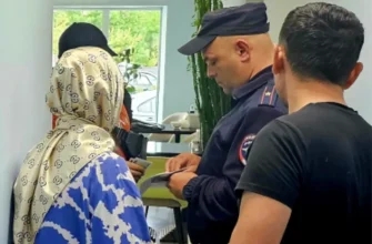 полицейский проверят документы у мигрантов