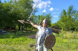 мужчина в костюме богатыря