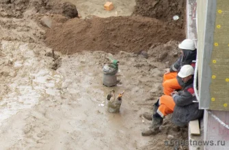 рабочие сидят на стройке