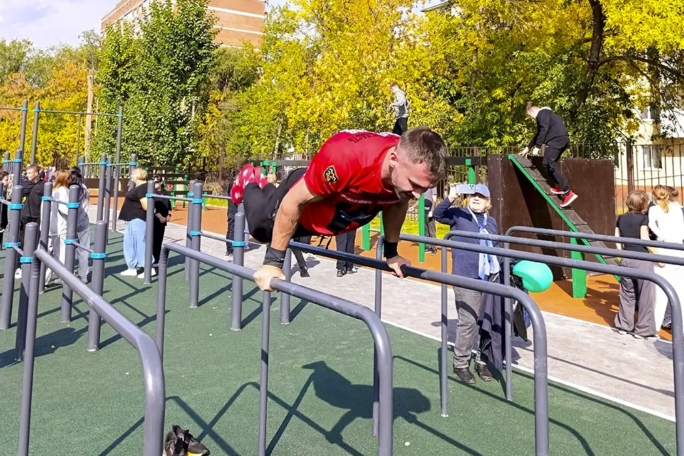 спортсмен занимается на турниках