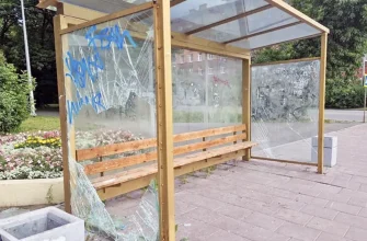 остановочный пункт из стекла