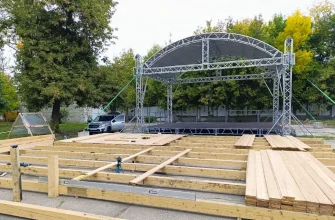монтаж сцены у театра кукол