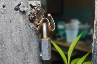 сломан замок на двери