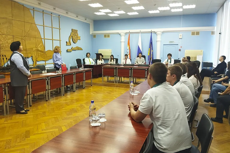 старшеклассники на экскурсии в городской администрации