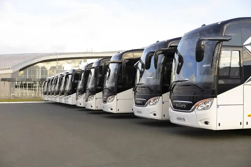 автобусы большого класса у аэропорта