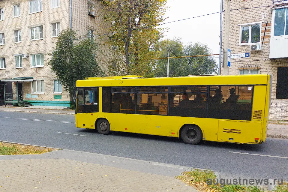 автобус №17 на Молодежном бульваре