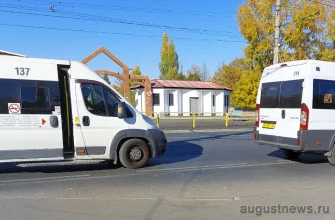 две маршрутки на остановке Горсад