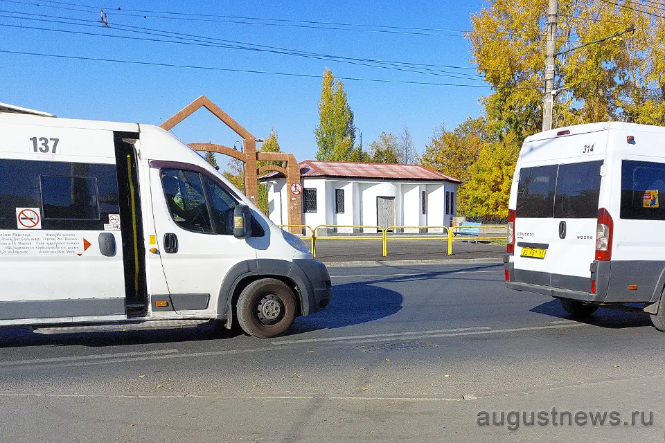 две маршрутки на остановке Горсад