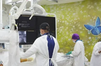 кардиохирурги проводят операцию