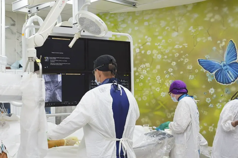 кардиохирурги проводят операцию