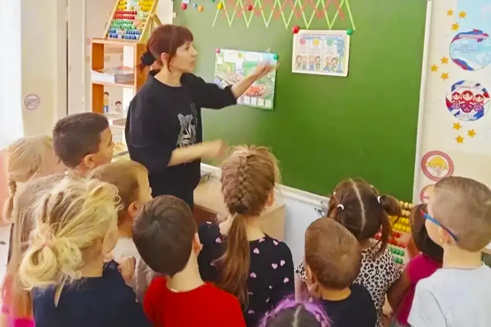 воспитатель проводит занятие с детьми