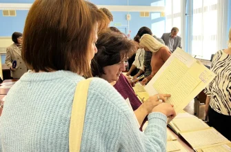 горожане изучают архивные документы