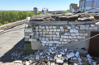 разрушенная крыша в доме