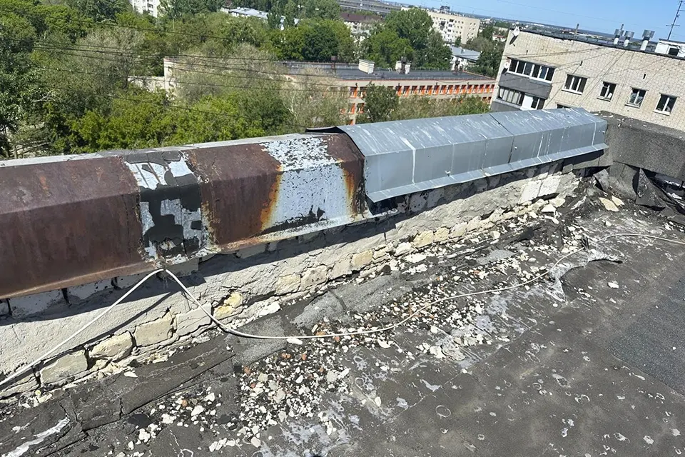 дом мира 94 крыша кровля кровля дома на Мира 94