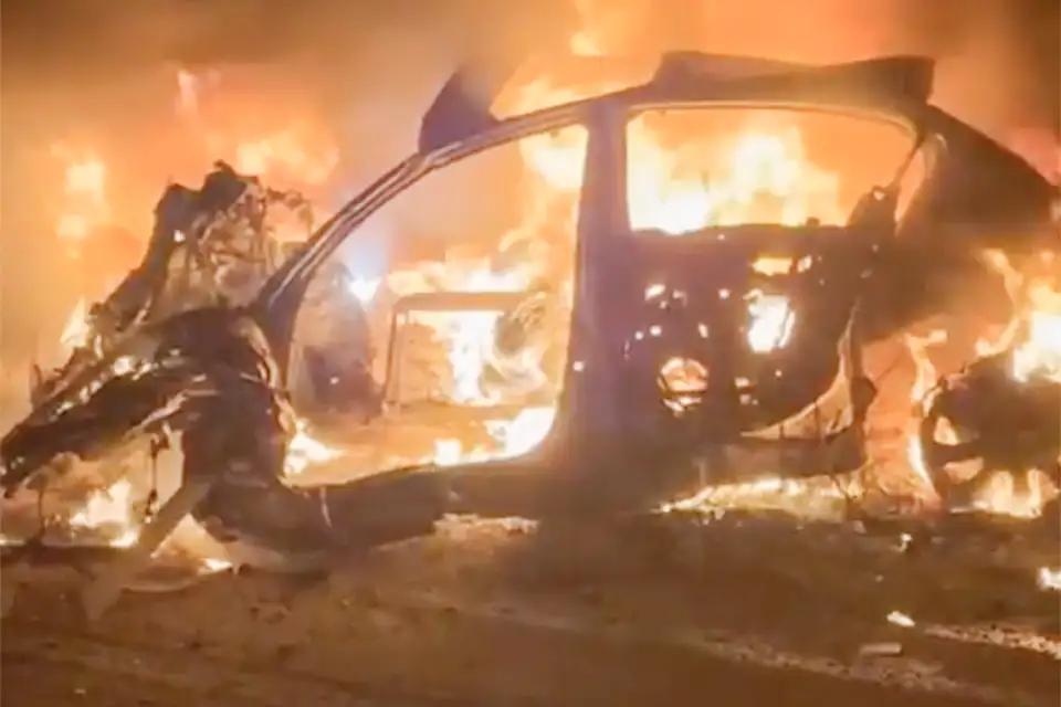 горящий автомобиль