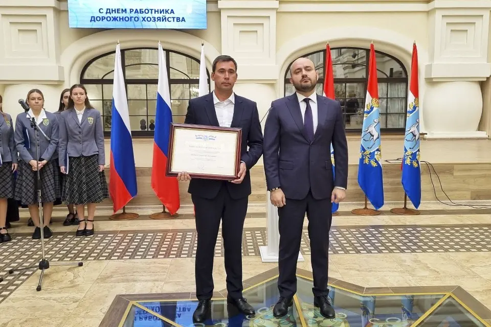 губернатор награждает работников дорожного хозяйства