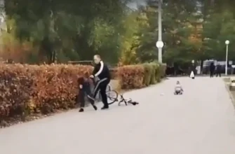 мужчина избивает подростка