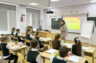 учитель младших классов образовательного центра Галактика на уроке