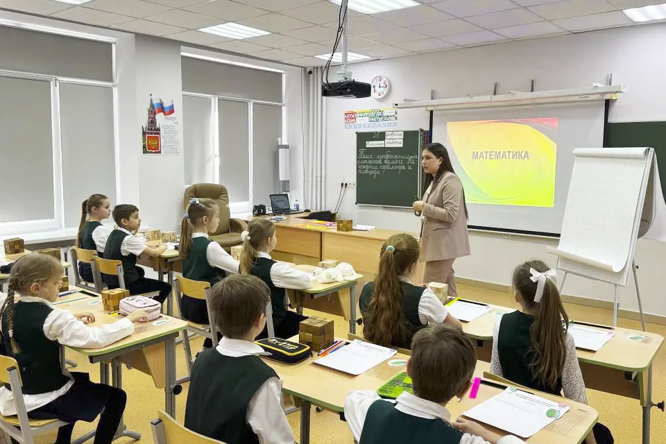 учитель младших классов образовательного центра Галактика на уроке