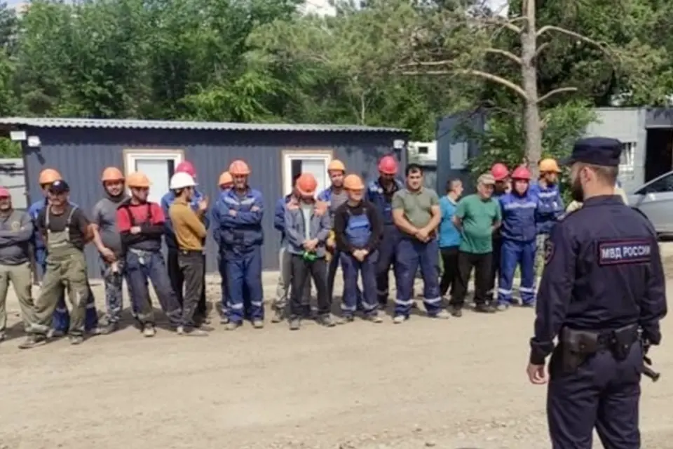 полиция задержала мигрантов на стройке