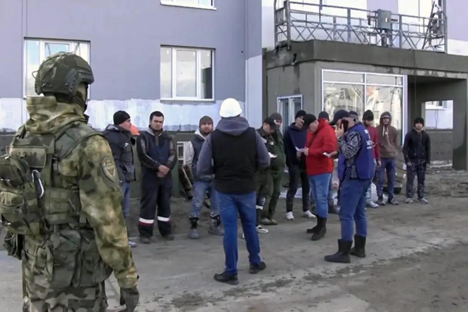 мигранты на стройке