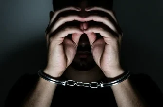 мужчина в наручниках