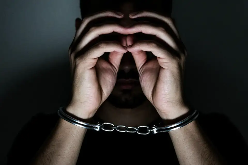 мужчина в наручниках