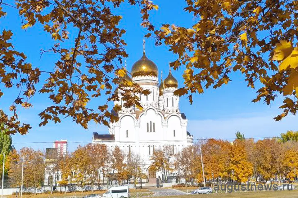 храм осенью