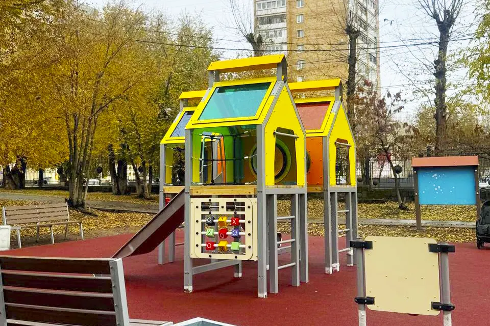 новая игровая площадка в парке Комсомольского района