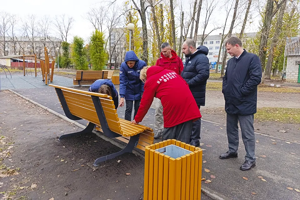 активисты Народного фронта проверяют скамейки в парке Центрального района