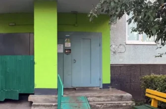 дверь с домофоном в подъезд