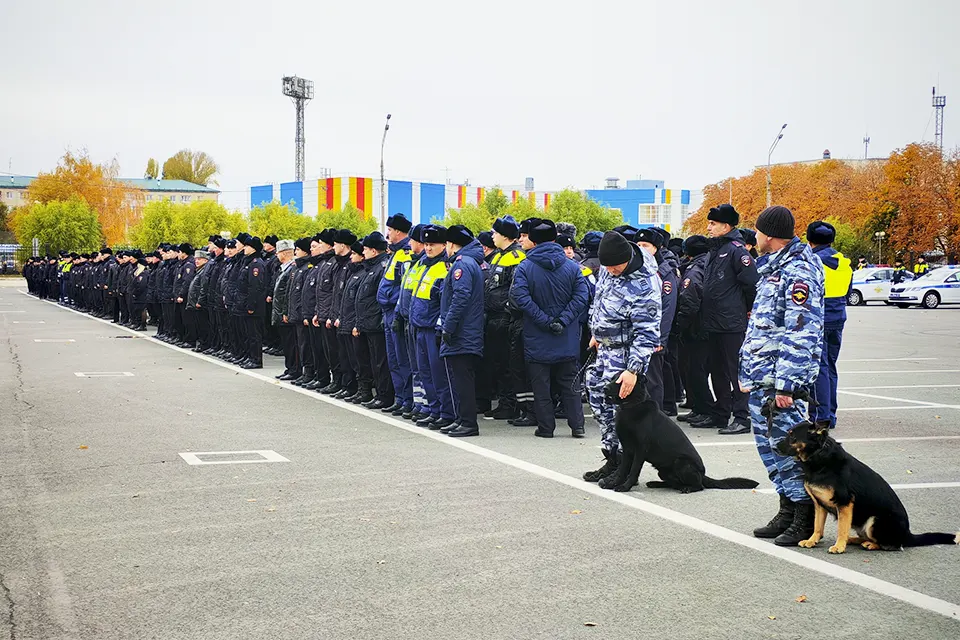 строевой смотр сотрудников МВД