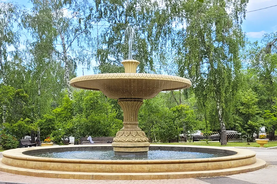 фонтан в Портпоселке летом