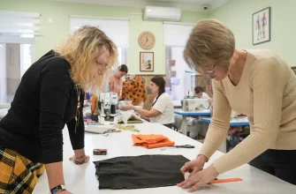 женщина раскраивает вещи для шитья