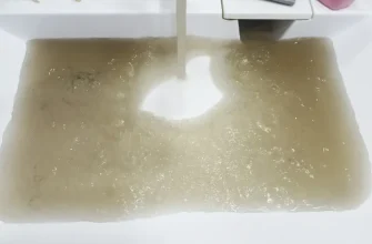 грязная вода течет из крана