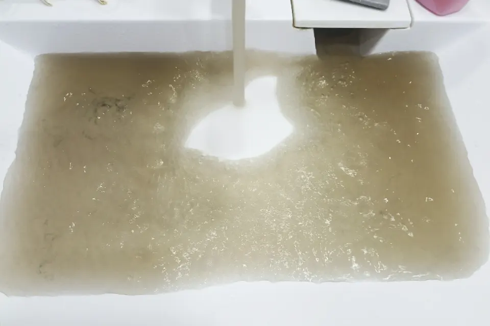 грязная вода течет из крана