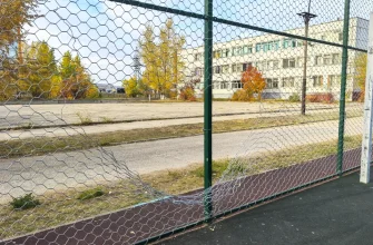 повреждено ограждение на спортплощадке