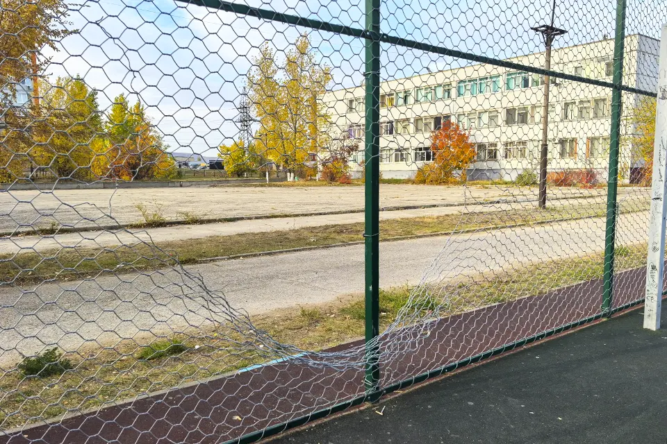 повреждено ограждение на спортплощадке