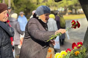 возложение цветов к памятнику Скорбящий ангел