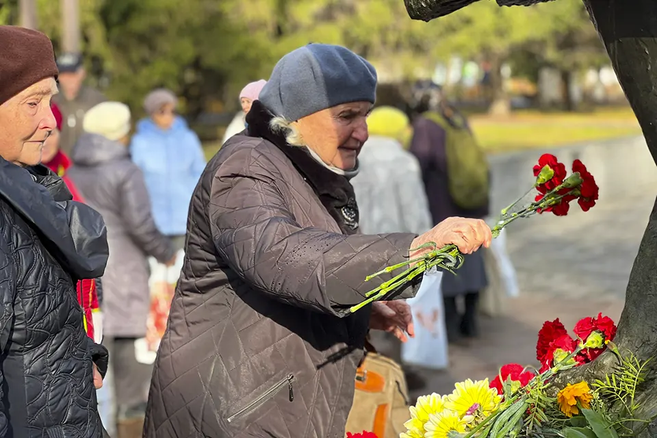 возложение цветов к памятнику Скорбящий ангел
