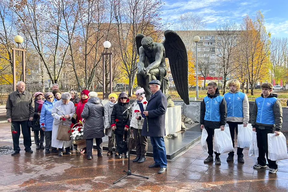 скорбящий ангел жертвы репрессий жители у памятника Скорбящий ангел