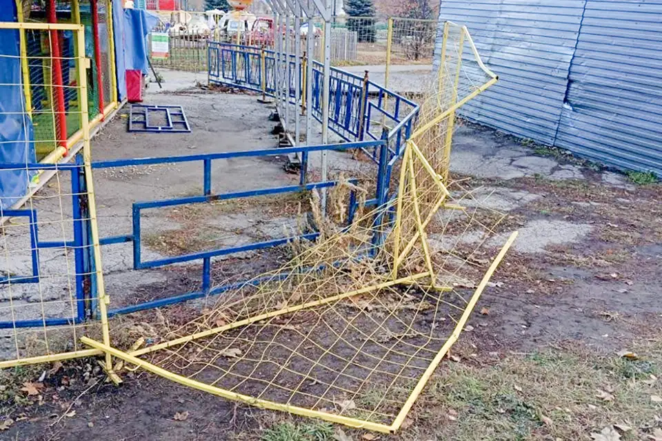 сломано ограждение центральный парк сломали забор в центральном парке Тольятти