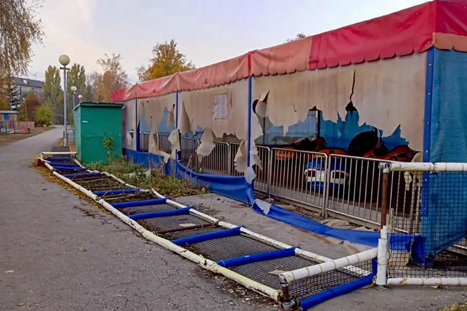 сломано ограждение аттракциона в парке Тольятти