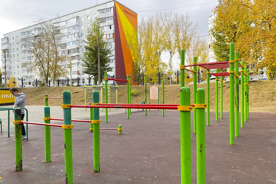 спортплощадка турник воркаут парк комсомольский спортплощадка в парке Комсомольского района