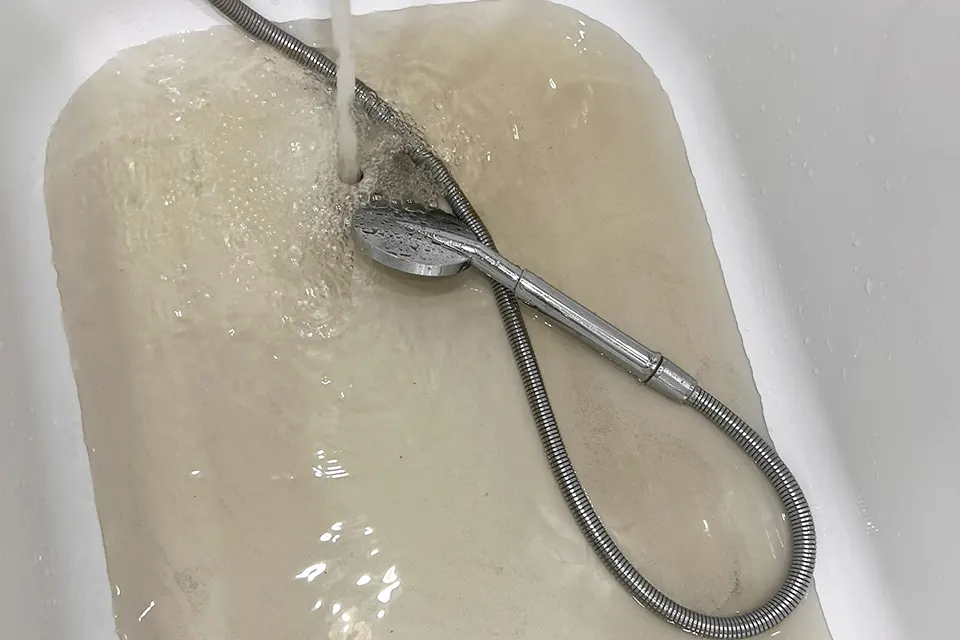 грязная вода в ванне