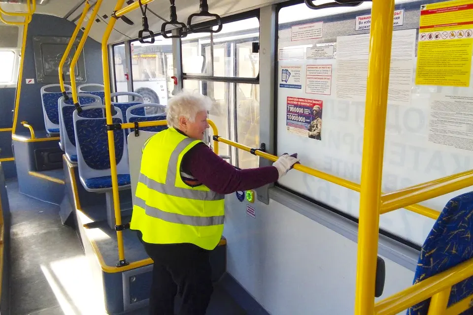 уборка в салоне автобуса