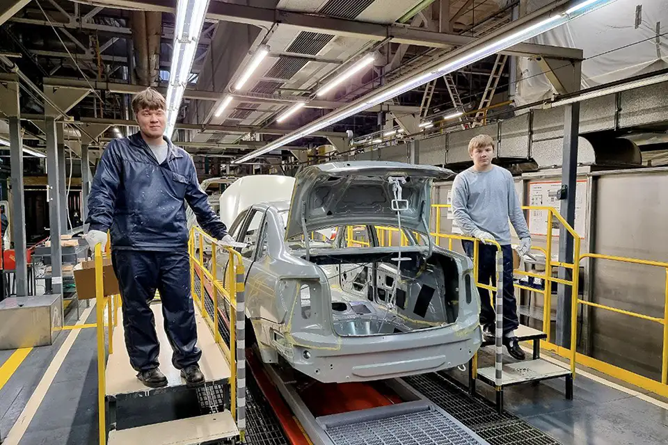 рабочие на автовазе в цеху окраски