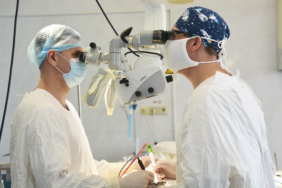 врачи больницы №5 проводят операцию на мозге