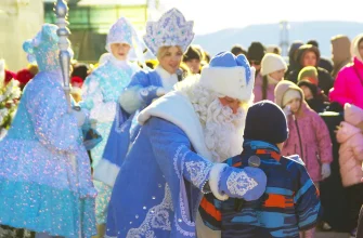 Дед Мороз общается с ребенком