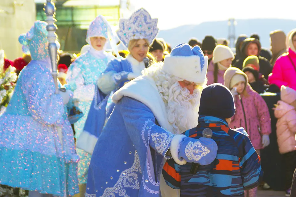 Дед Мороз общается с ребенком
